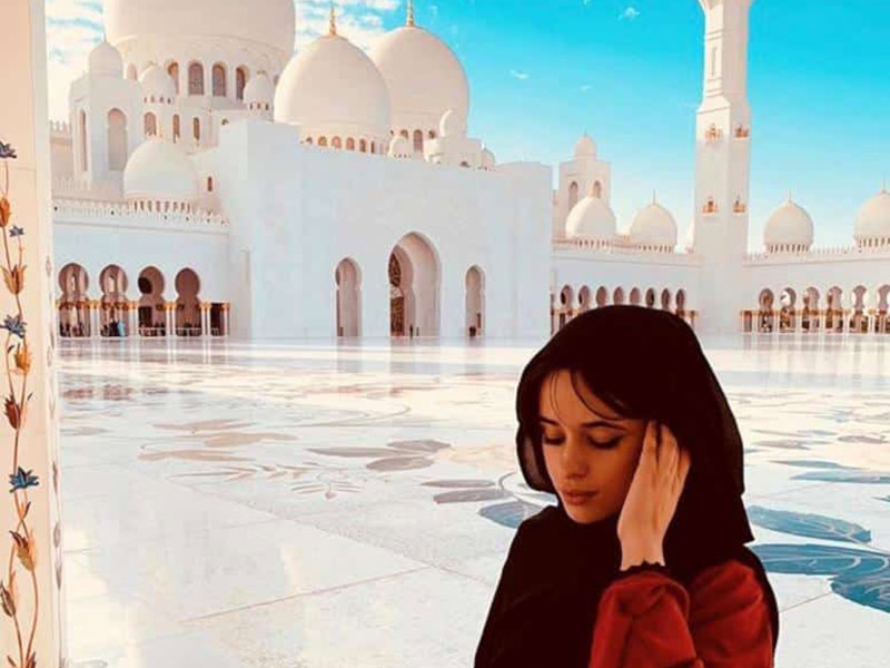 اضغط لمشاهدة الفيديو: كاميلا كابيلو مرتديةً الحجاب في جامع الشيخ زايد
